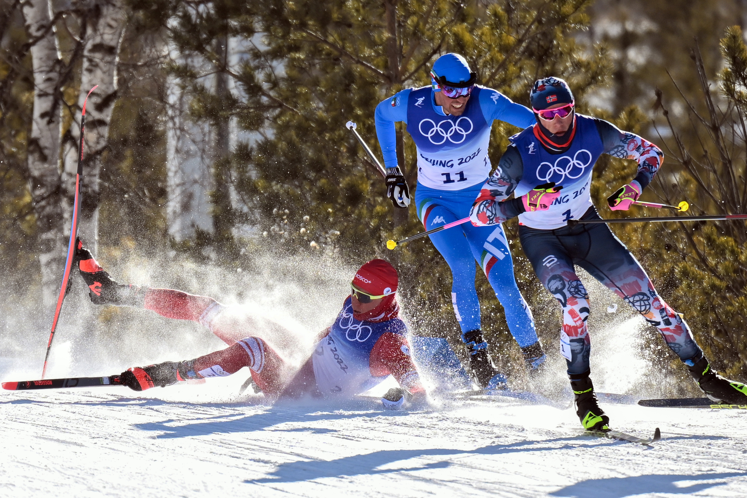 Будущий победитель Александр Большунов (слева) падает во время гонки. 6 февраля 2022 года. Фото © Getty Images / Hendrik Schmidt / picture alliance