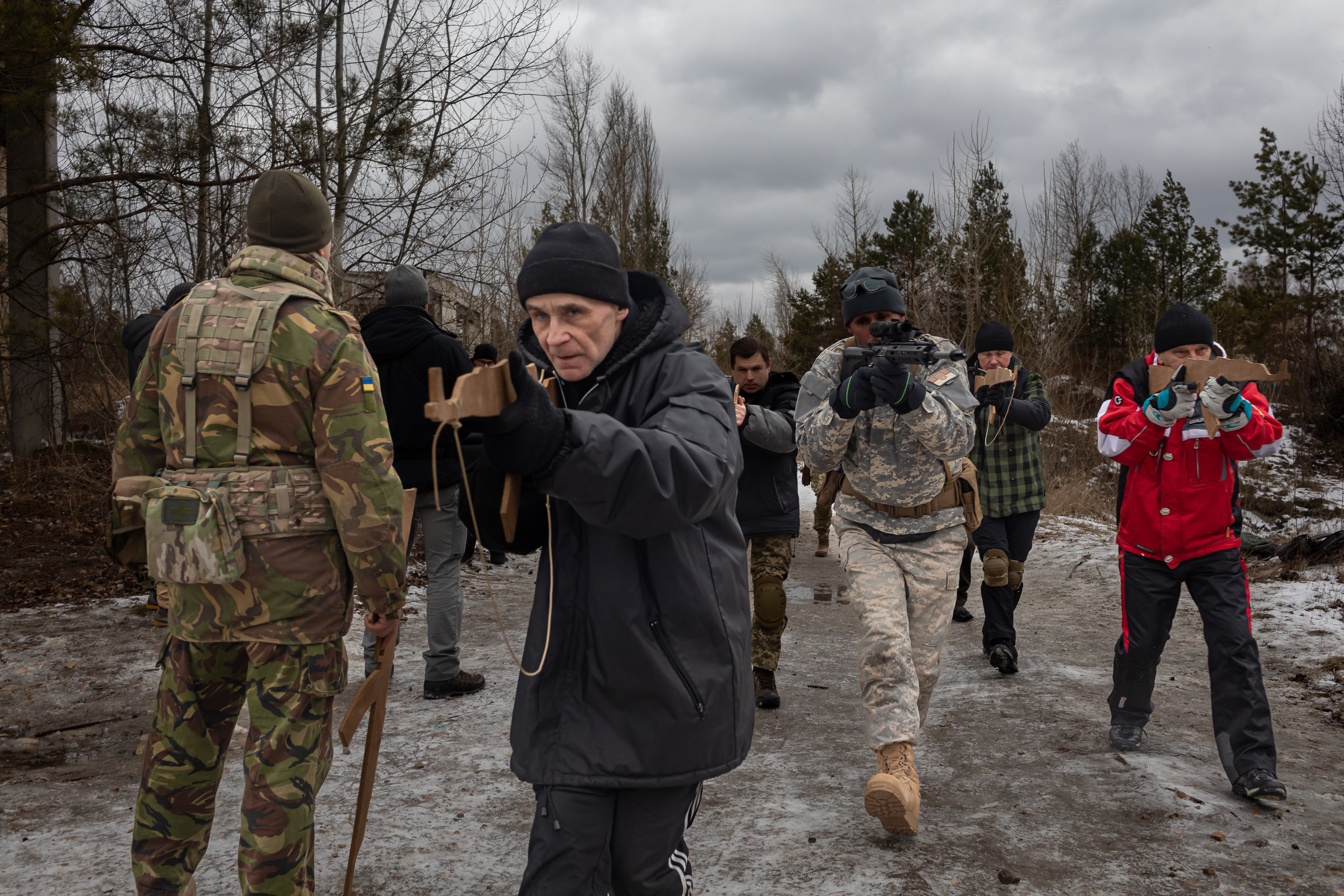 Украинцы воюют против украинцев. Подготовка украинских военных. Украинский воин.