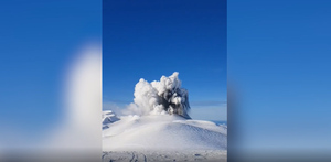"Офигеть, красавчик": Жители Курил стали свидетелями пробуждения вулкана Эбеко