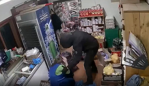 В Иркутской области задержали мужчину, ограбившего с топором продуктовый магазин