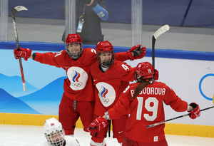 Российские хоккеистки вышли без масок на третий период матча против Канады на ОИ-2022