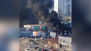 Во Владивостоке огонь охватил большое здание на рынке