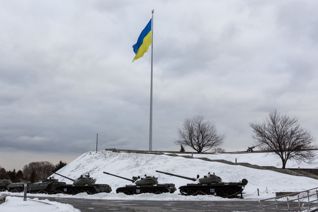 Украинский флаг и танки. Фото © Getty Images / Dominika Zarzycka / SOPA Images / LightRocket 