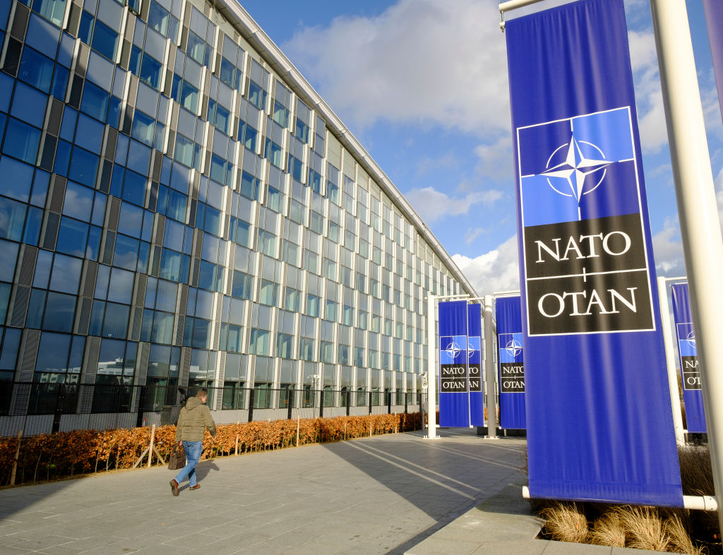 Дипломат Геэнно назвал худшей ошибкой НАТО обещание принять Украину в альянс