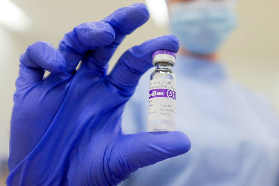 <p>Ампула с вакциной для профилактики CoViD-19 "Ковивак". Фото © ТАСС / Папырин Александр</p>