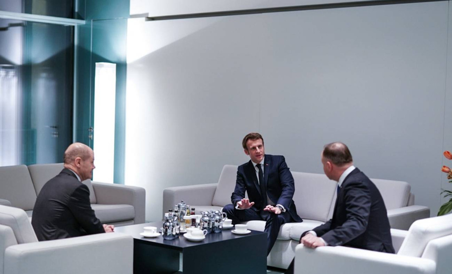 Олаф Шольц, Эмманюэль Макрон и Анджей Дуда на переговорах. Фото © Twitter / EmmanuelMacron