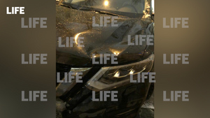 В Москве глыба льда рухнула на машину, зацепив выходившую из авто девушку