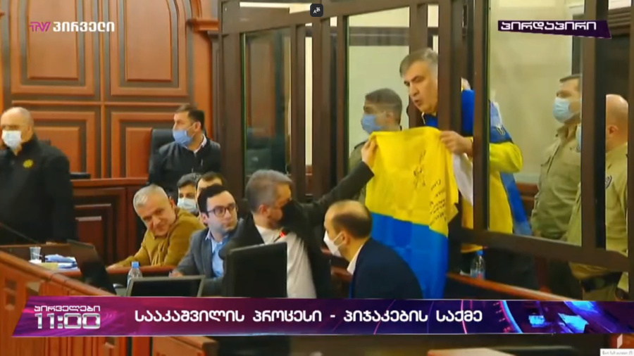 <p>Экс-президент Грузии Саакашвили поёт гимн Украины в зале суда. Кадр из видео © <a href="https://mtavari.tv/" target="_blank" rel="noopener noreferrer">Mtavari Arkhi</a></p>
