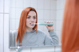 Россиянам объяснили, как часто можно делать профессиональную чистку и отбеливание зубов