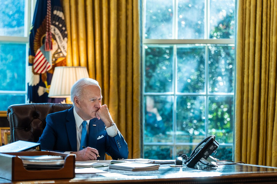 Джо Байден в Овальном кабинете © Twitter / President Biden
