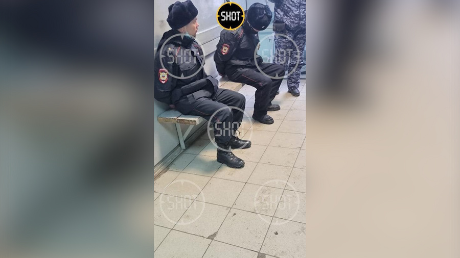 В Екатеринбурге задержали двух мужчин, у которых обнаружили наркотические вещества. Одеты они были в форму майора и капитана полиции © SHOT