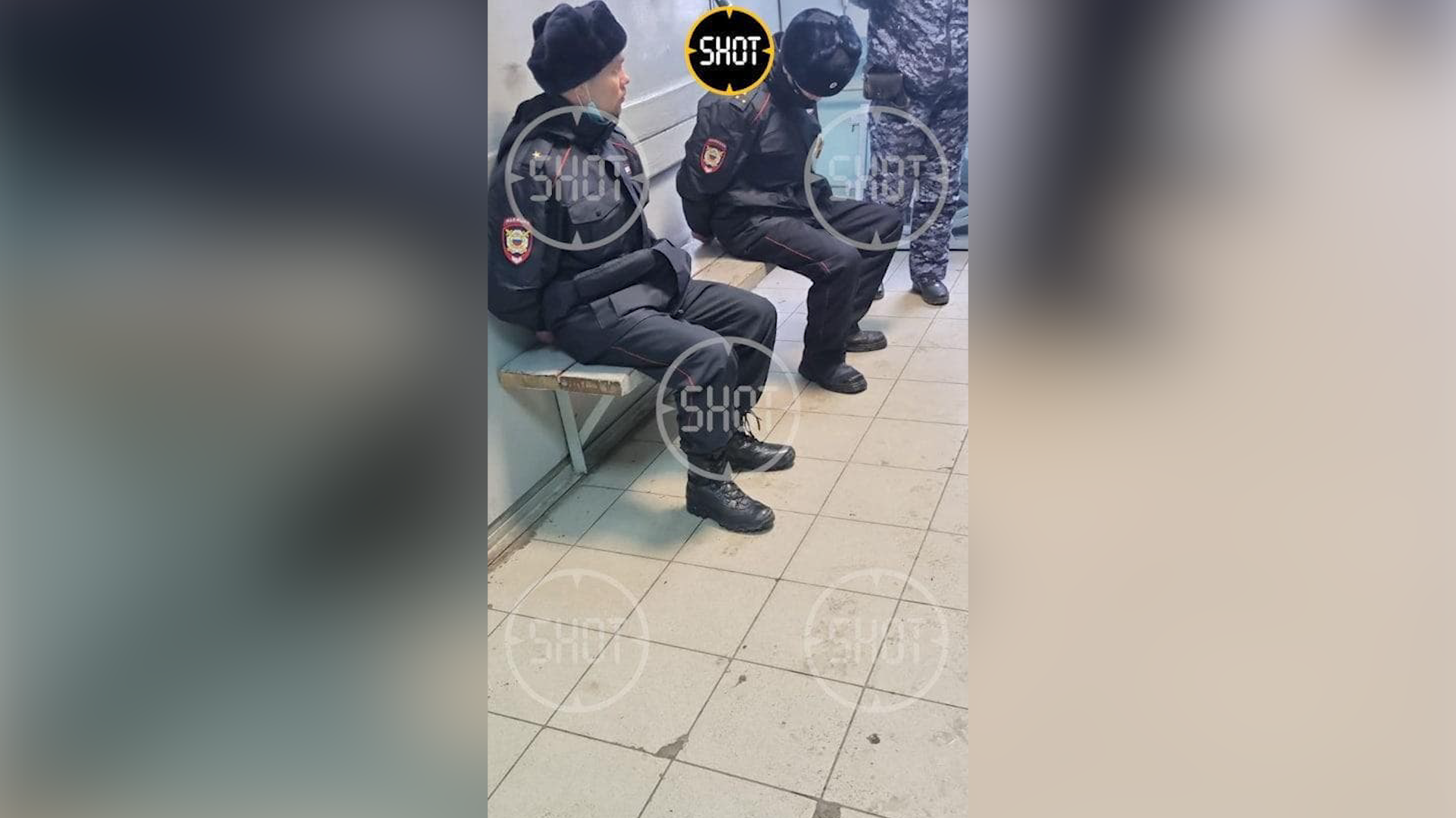 В Екатеринбурге задержали наркодилеров в форме майора и капитана полиции