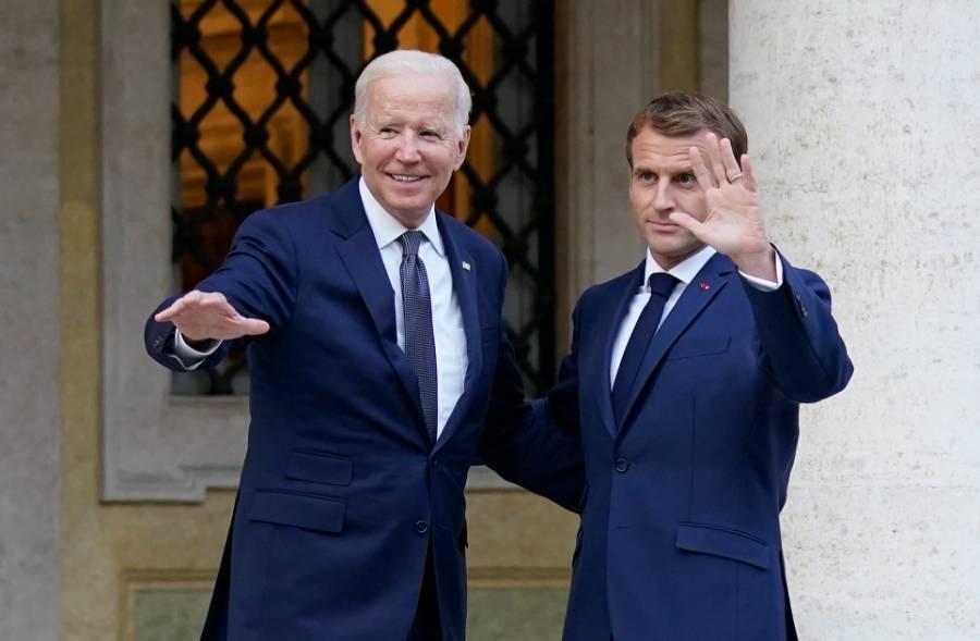 Президент США Джо Байден и президент Франции Эмманюэль Макрон. © ТАСС / AP / Evan Vucci