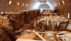На Украину прибыл самолёт с 80 тоннами боеприпасов из США