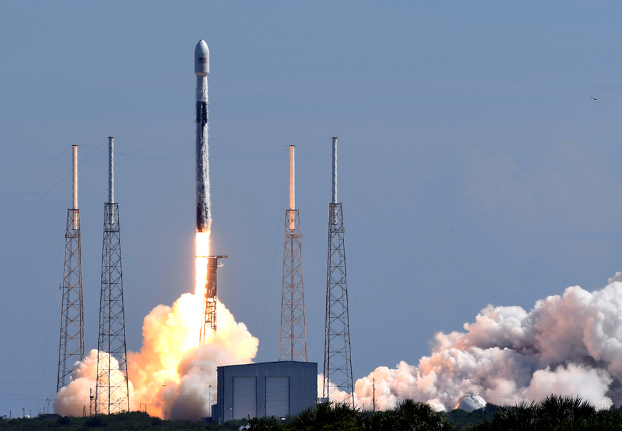 Ракета SpaceX Falcon 9 с 58 спутниками для широкополосной интернет-сети SpaceX Starlink. Фото © Getty Images / Paul Hennessy / NurPhoto