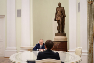 Песков заявил, что Путин пока не обсуждал с Макроном итоги его визита в Киев