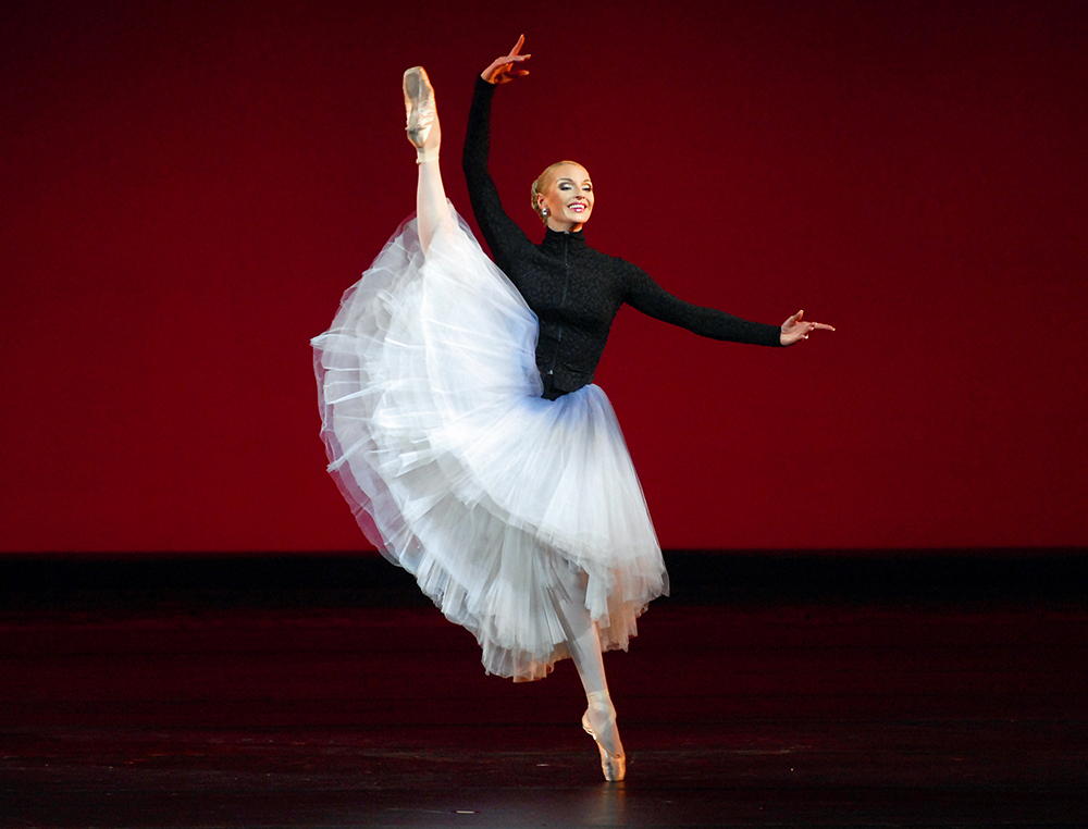 Балерина Анастасия Волочкова выступает на сцене Мариинского театра с концертной программой "Невеста", 2007 год. Фото © ТАСС / Юрий Белинский