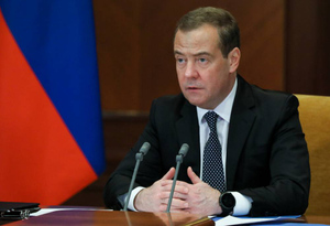 Медведев в ответ на слова главы Минфина Франции об экономической войне намекнул на настоящую