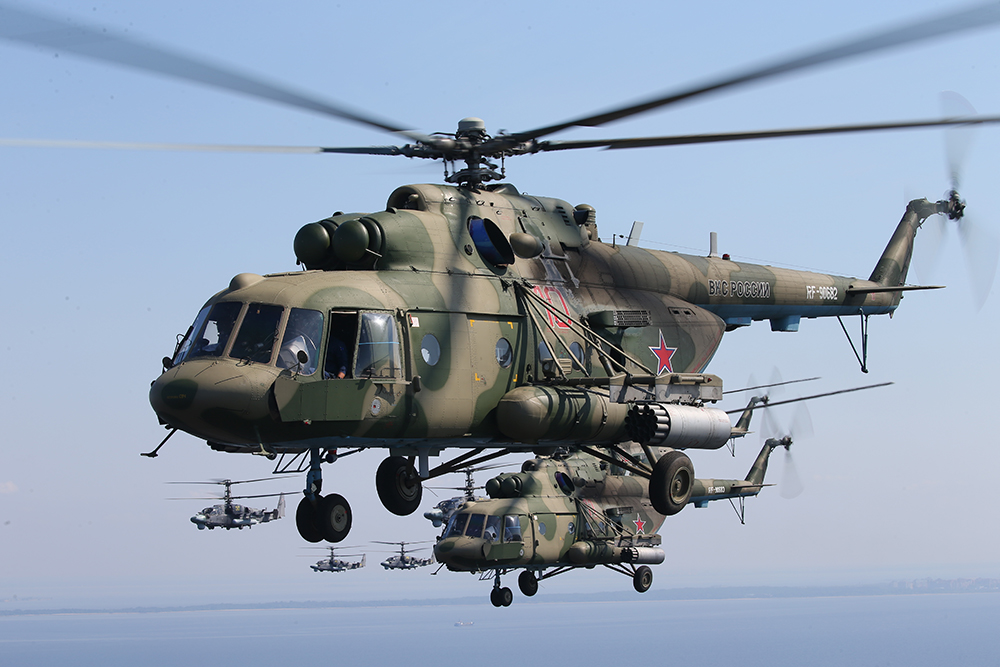 Вертолёты Ми-8 (на первом плане) и Ка-52 "Аллигатор" (на втором). Фото © ТАСС / Пётр Ковалёв
