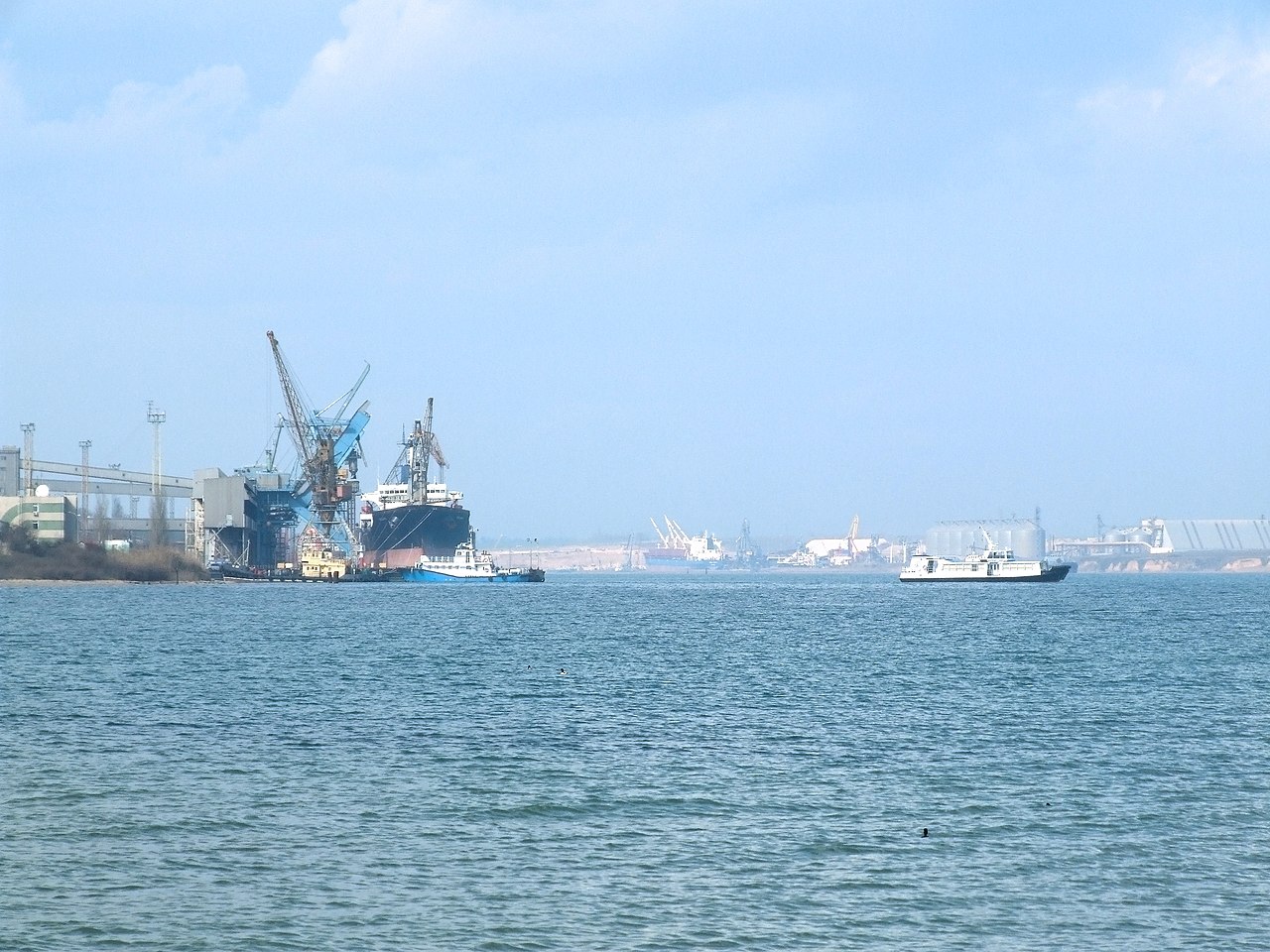 Порт Южный. Фото © Wikipedia
