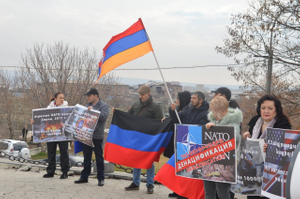 Жители Еревана провели акцию в поддержку России и "Операции Z"