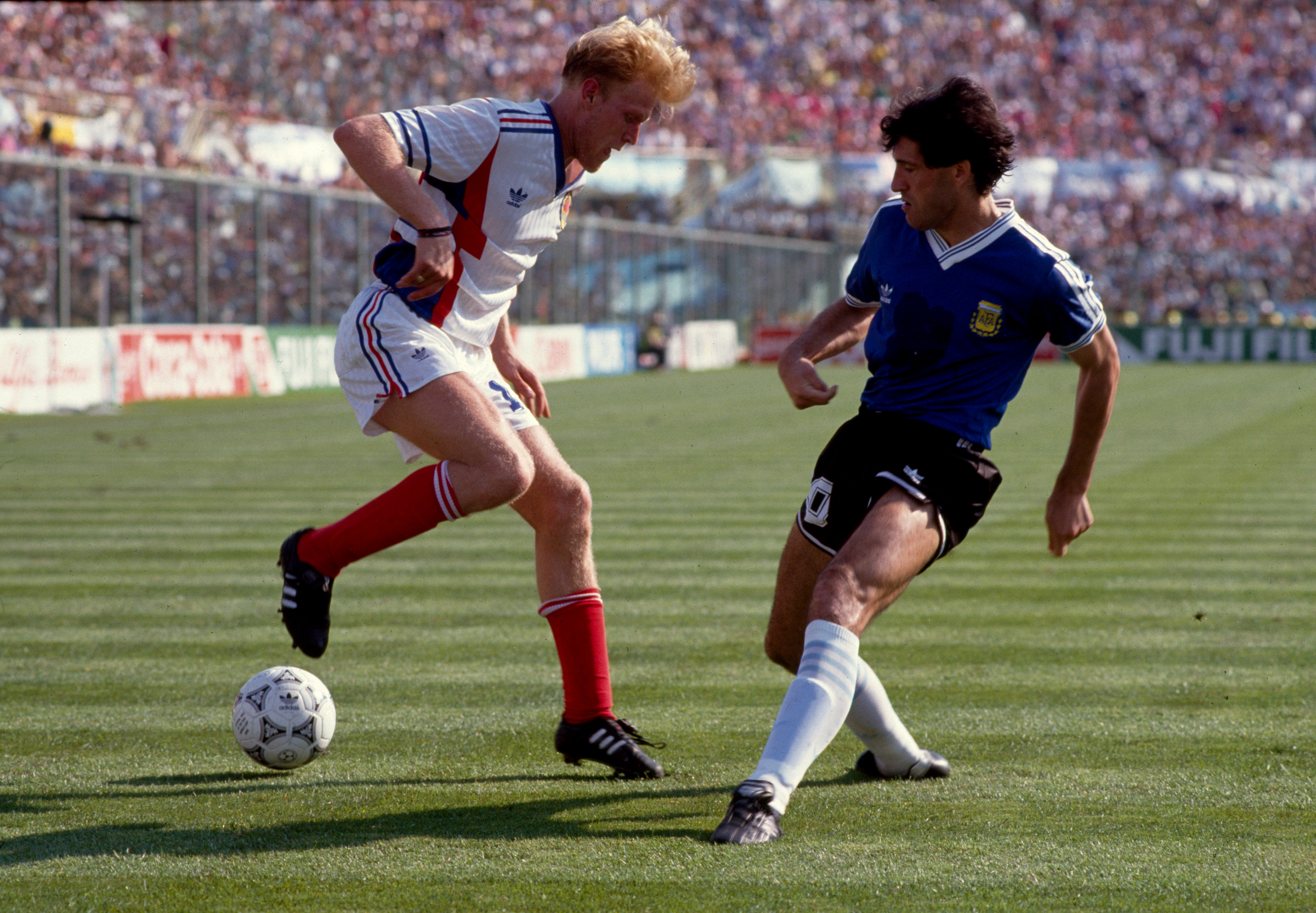 Югославия – Аргентина. Роберт Просинецкий из Югославии (слева) пытается обыграть Хуана Симона (справа) из Аргентины. Фото © Getty Images