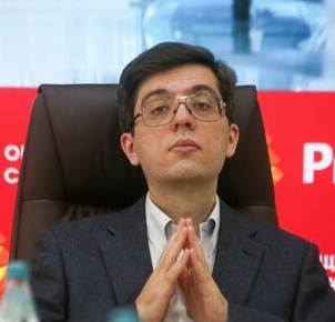 <p>Китай понимает, что подобное противодействие может грозить и ему, учитывая, что США дирижируют сейчас атаками на Россию, а некоторое время назад высказывали свои претензии к Пекину по поводу Тибета и Синьцзяна. Фактически Пекин наблюдает прицел на своё территориальное расщепление. Понятно, что Пекин ищет способы самозащиты и заинтересован в международном сотрудничестве, прежде всего, с Россией. Кроме того, призывает Европу перестать участвовать в политических авантюрах Вашингтона, который наносит Европе реальный экономический вред</p>