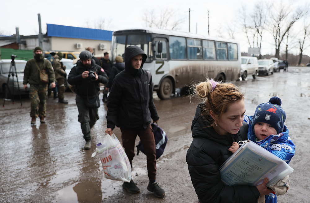 Эвакуированые из Мариуполя граждане в ДНР. Фото © ТАСС / Сергей Бобылев