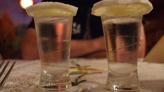 Два шота водки. Фото © Wikimedia Commons / Lvova Anastasiya