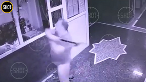Момент нападения бизнесмена с топором на консьержку в Домодедове попал на видео