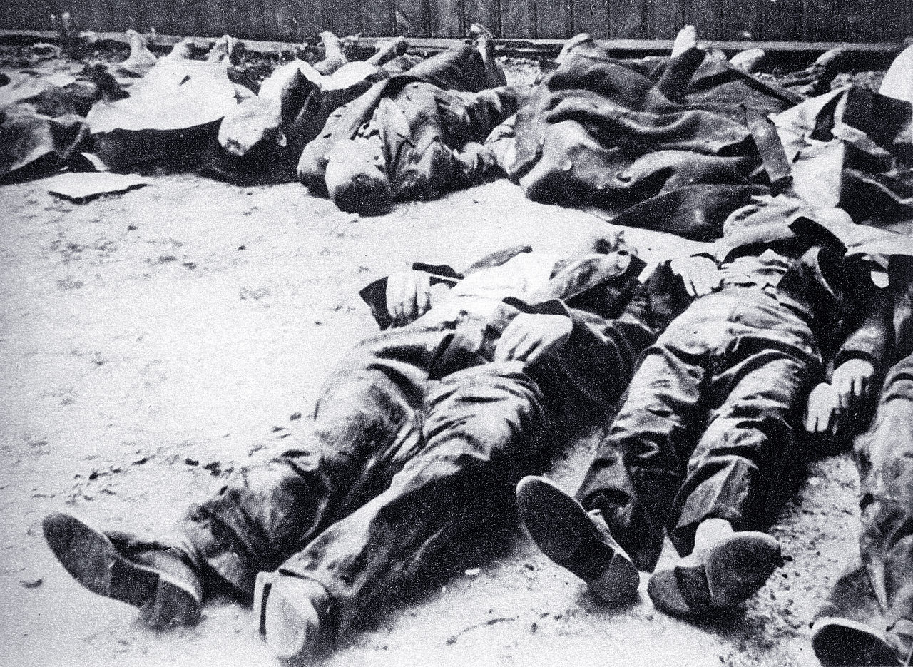 Польские мирные жители убиты в резне на Воле. Варшава, август 1944 г. Фото © Wikipedia