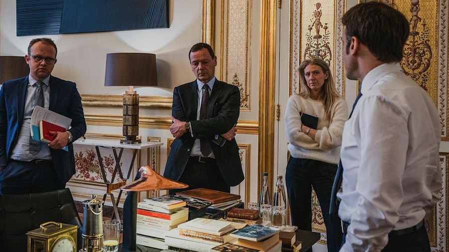 Президент Франции Эмманюэль Макрон решает текущие вопросы. Фото ©️ Instagram / Soazig de la Moissonnière / Présidence de la République