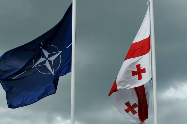 Флаги НАТО и Грузии. Фото © ИТАР-ТАСС / Давид Урбани