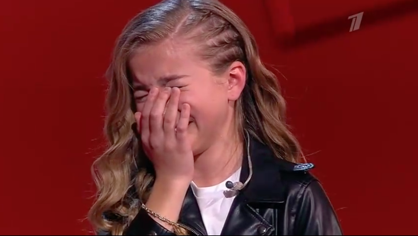 Полина Етчик расплакалась после того, как к ней повернулся Баста. Кадры из видео © VK / Голос. Дети