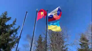 В освобождённом от ВСУ посёлке Казачья Лопань подняли российский флаг вместе с украинским