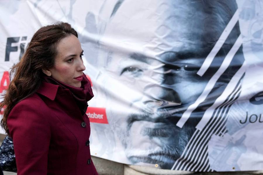 Стелла Моррис на фоне портрета Джулиана Ассанжа. Обложка © ТАСС / AP / Frank Augstein