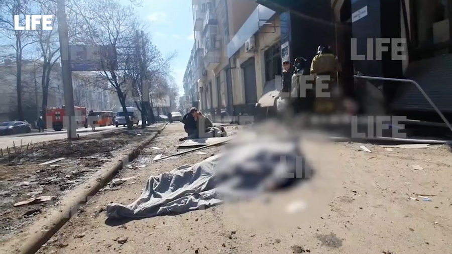 Последствия падения сбитой над Донецком ракеты "Точка-У". Скриншот © LIFE
