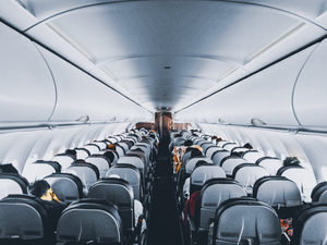 В Госдуме призвали запретить отсаживать пожилых пассажиров от родных в самолётах