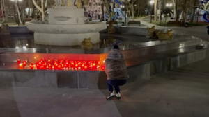 В Севастополе в память о погибших при обстреле Донецка зажгли "свечу памяти"