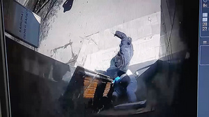 В Сети появилось видео с моментом падения украинской "Точки-У" в центре Донецка