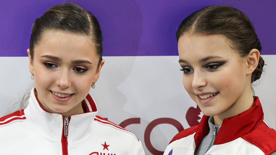Камила Валиева и Анна Щербакова (слева направо). Обложка © ТАСС / Пётр Ковалёв