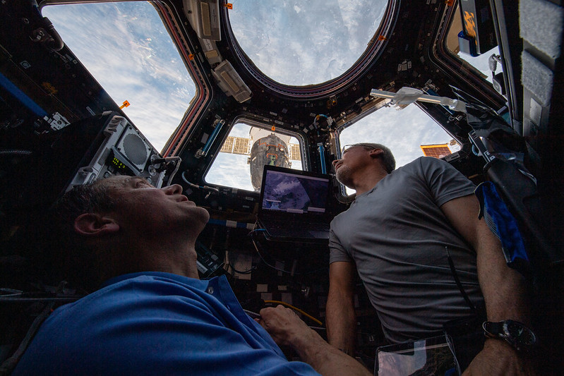 Астронавты Томас Маршбёрн и Марк Ванде Хай смотрят на Землю внизу, 4 февраля 2022 года. Фото © Flickr.com / NASA Johnson