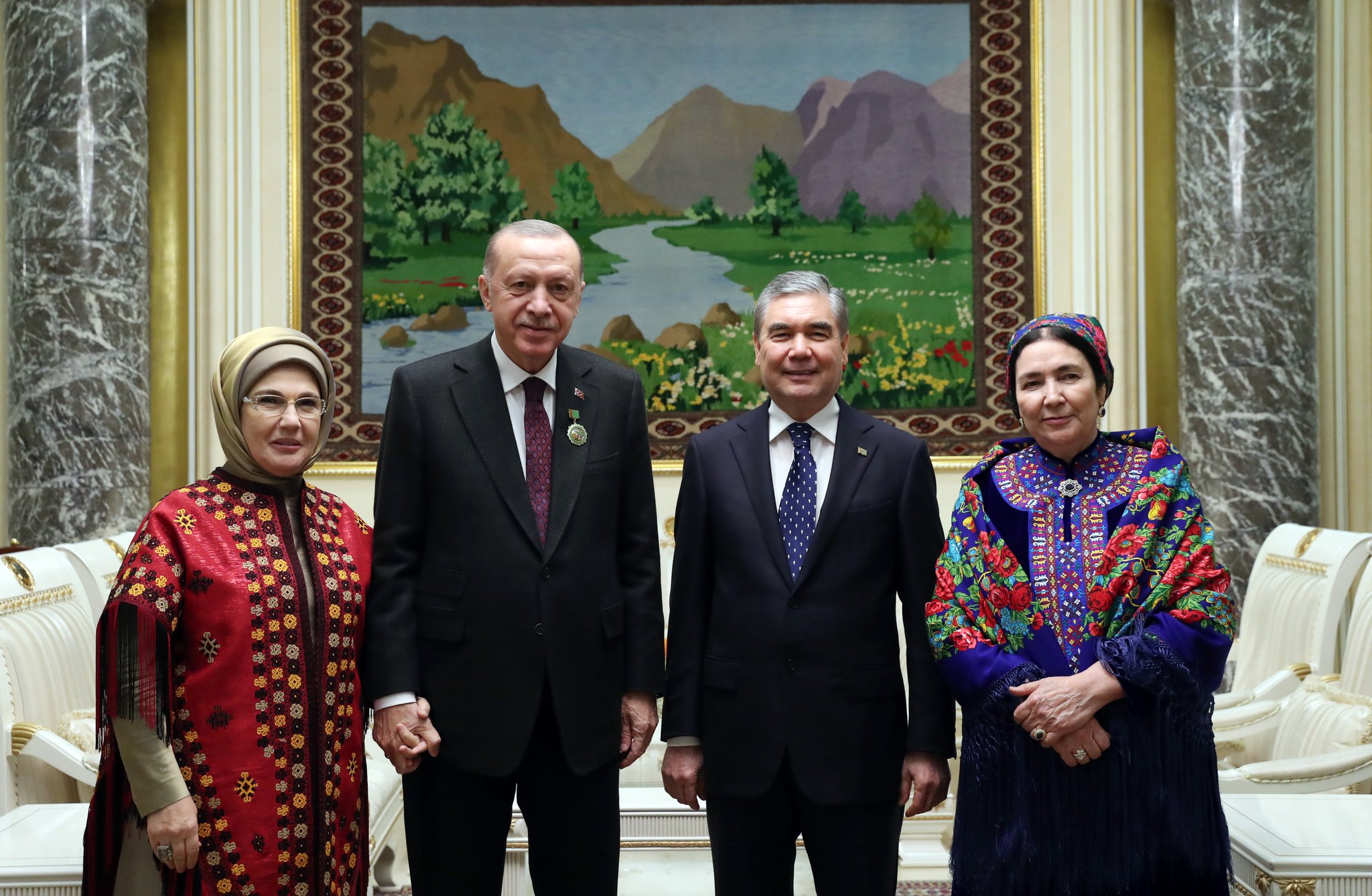 Эмине и Реджеп Тайип Эрдоган, Гурбангулы и Огулгерек Бердымухамедовы во дворце Огужан в Ашхабаде. Фото © Twitter / ZaherDowran1