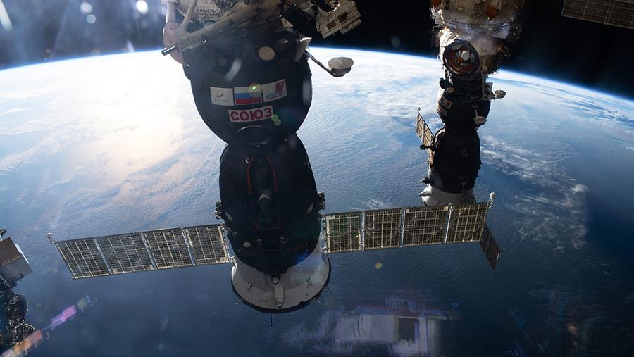 Два корабля экипажа "Союз" пришвартованы к МКС. Обложка © Flickr.com / NASA Johnson