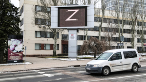 Житель Краснодара получил 15 суток за свастику на баннере с буквой Z