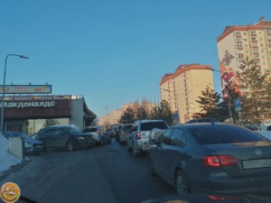Накануне закрытия к уфимскому "Макавто" выстроилась очередь из машин. Фото © Vk / Стерлитамак