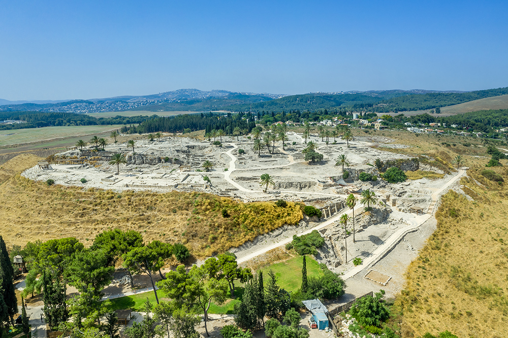 Вид на археологические раскопки библейского Тель-Мегиддо в Национальном парке Мегиддо, Израиль. Фото © Shutterstock