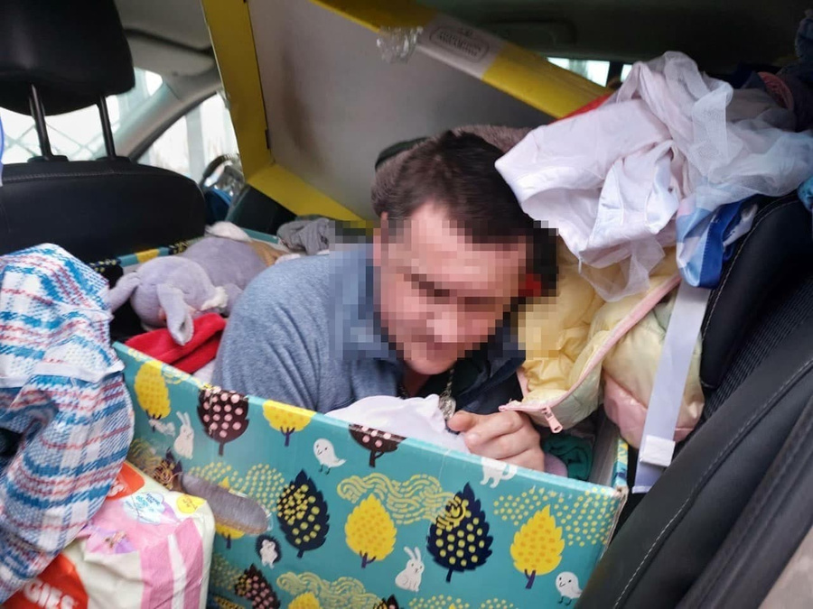 Мужчина, пытавшийся покинуть Украину в коробке с игрушками. Фото © Госпогранслужба Украины