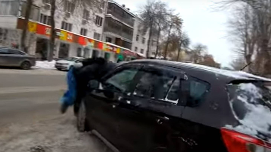 В Екатеринбурге борца с автохамами прокатили на капоте. Кадр из видео © YouTube-канал / DENIS TRETYAK