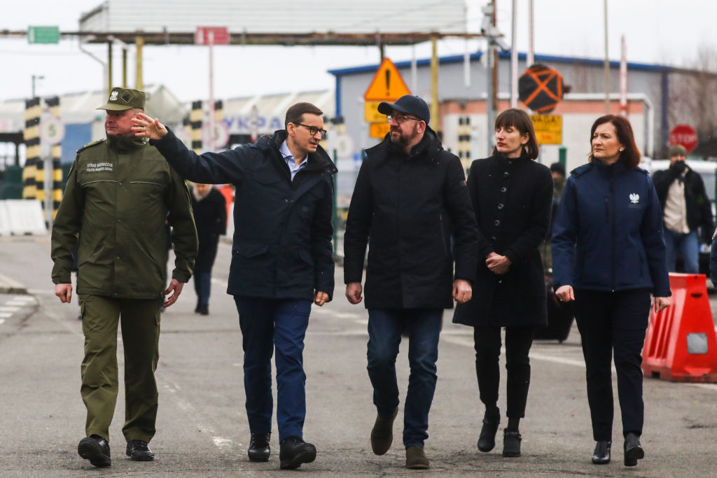 Матеуш Моравецкий (второй слева) на польско-украинской границе. Фото © Getty Images / Beata Zawrzel / NurPhoto